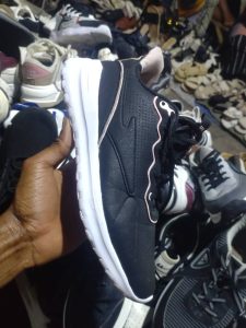 inkweto - ya caguwa kuri 15k size 43 nkubashop.com