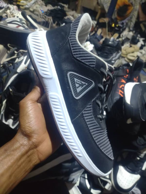 inkweto - ya caguwa kuri 15k size 42 nkubashop.com